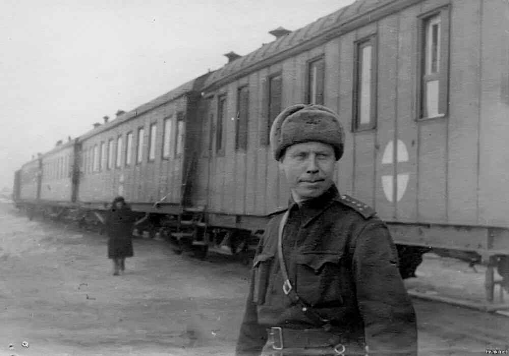 Начальник военно-санитарного поезда № 87 капитан медицинской службы Павел Кон...