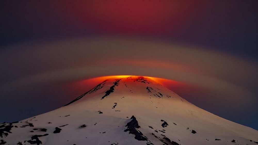1. Облако над Вильяррикой, действующим вулканом в Чили. Фотограф Francisco Negroni