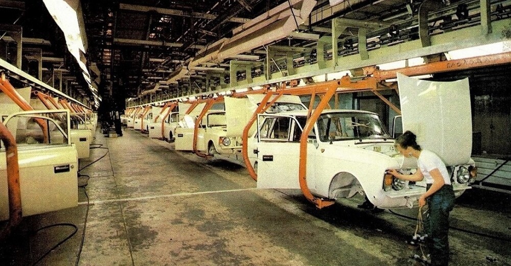 Главный конвейер Ижевского автомобильного завода, начало 1990-х.