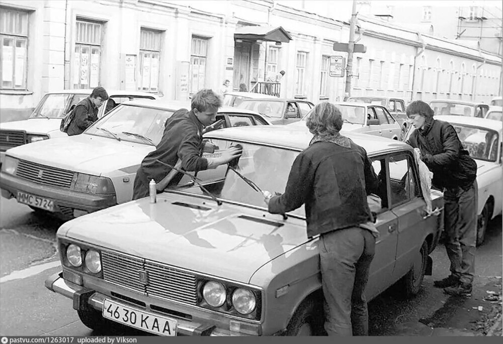Подростки моют стекла у автомобиля ВАЗ–2106, стоящего на перекрестке, 25 сентября 1991 года, Москва