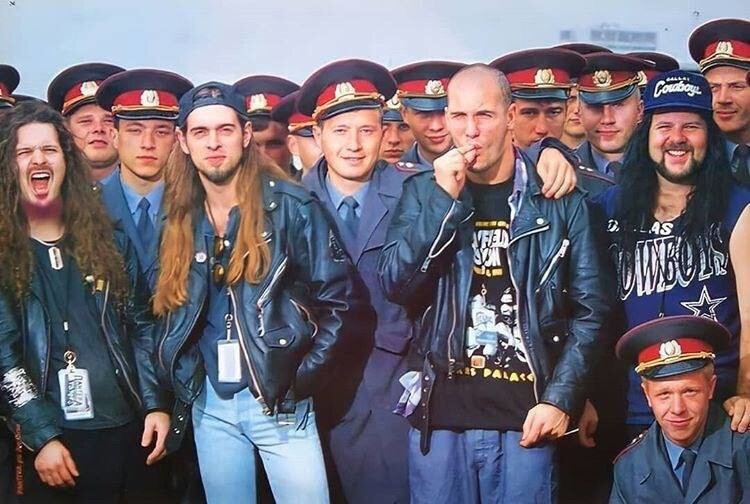 "Пантера" с фанатами на фестивале "Монстры рока". Москва, Тушино, 1991 год.