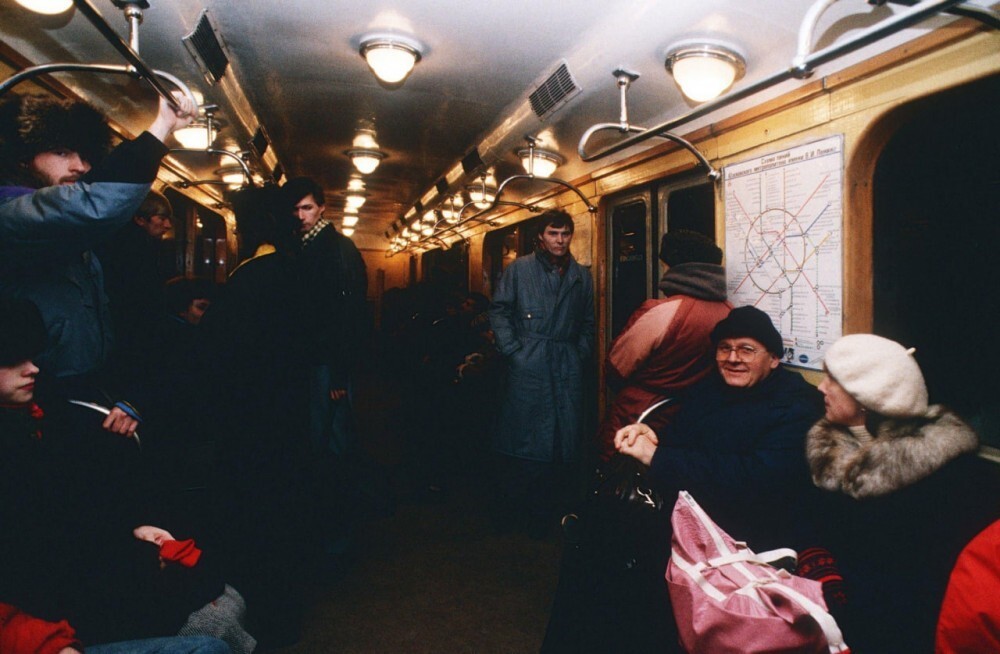 В вагоне поезда Московского метрополитена, 1991 год