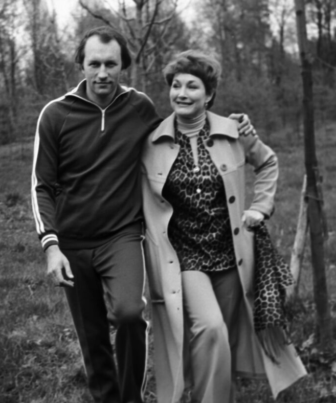 Спортсмен и постановщик трюков Валерий Леонтьев вместе со своей супругой, киноактрисой Людмилой Хитяевой на прогулке, 1979 год