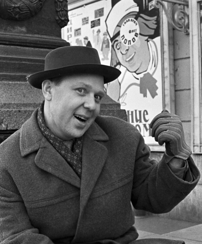 Артист цирка Олег Попов показывает свою афишу, 1965 год