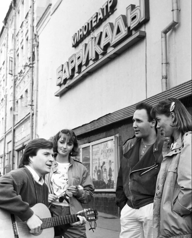Певец и композитор Григорий Гладков исполняет свои песни у кинотеатра «Баррикады», 1986 год