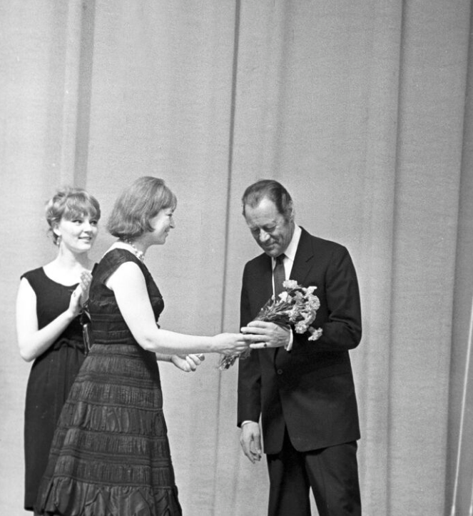 Марианна Вертинская и Клара Лучко приветствуют английского актера Рекса Харрисона, 1965 год