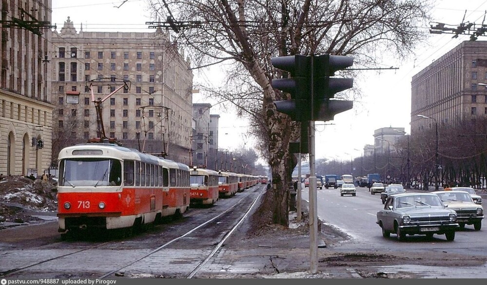 Очередь из трамваев на перекрёстке проспекта Мира и улицы Бочкова.
