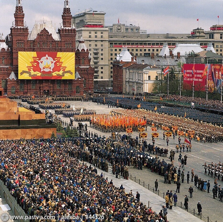 Парад, посвященный 40-й годовщине Победы.
