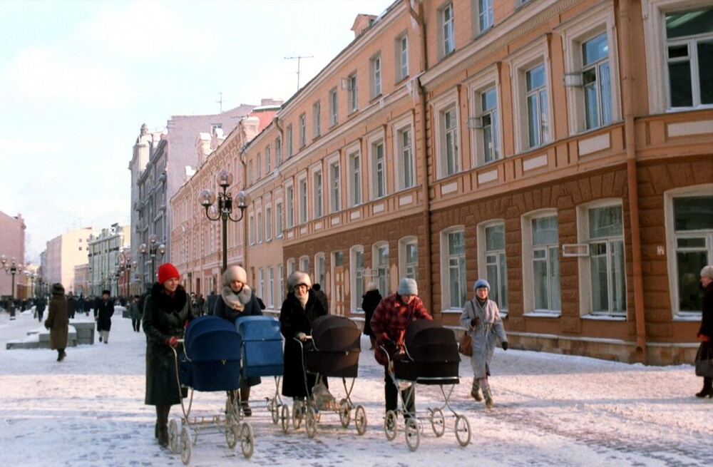 Улица Арбат стала первой в Москве полностью пешеходной улицей - первая часть реконструкции завершилась в 1985 году.