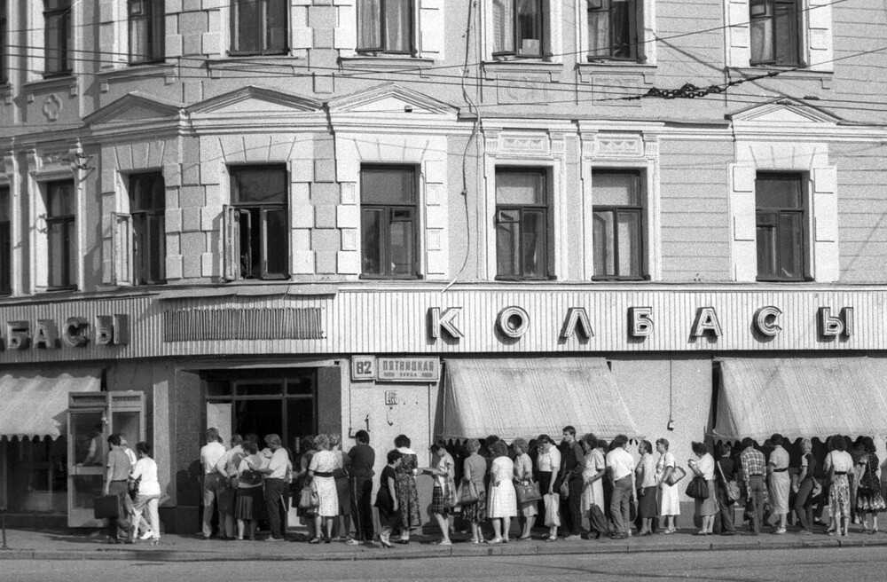 Утренняя очередь в магазин "Колбасы" на Пятницкой улице.