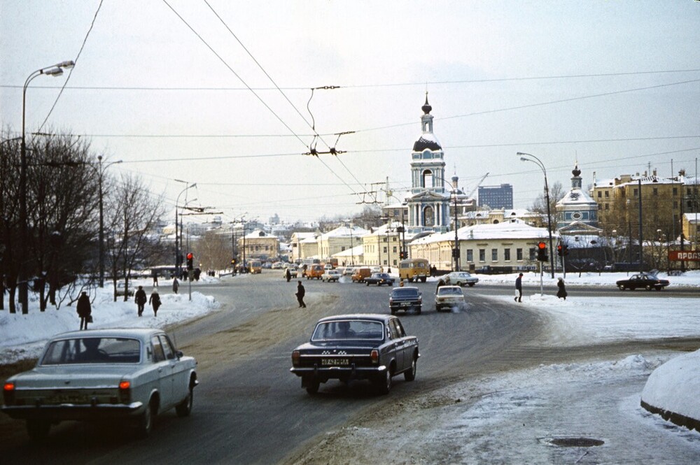 Зимняя Москва и Яузская улица.