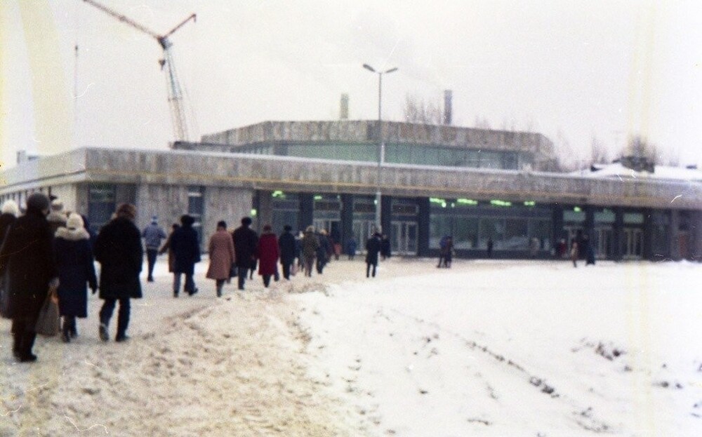 Вид на вестибюль станции метро "Ладожская". Ещё нет никаких "Заневских Каскадов" и Ладожского вокзала тоже нет.