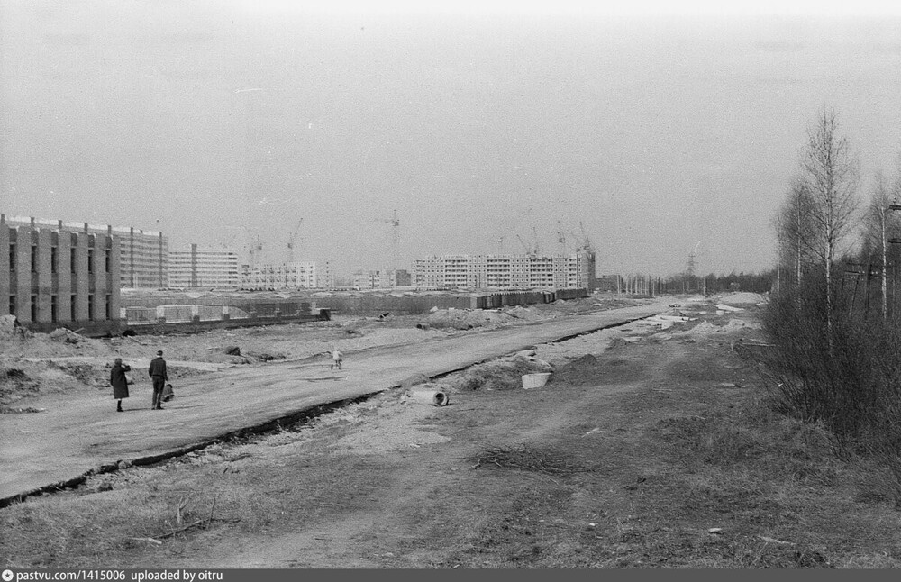 Постепенно застраивается север города, вместе с домами неторопливо строят и дороги. На фото - Суздальский проспект.