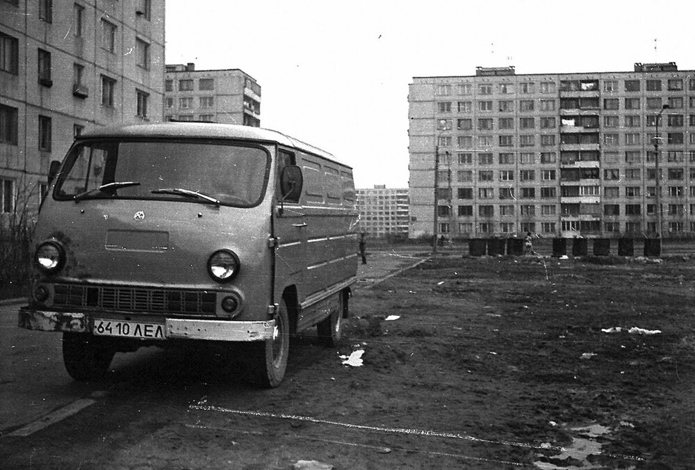 Произведение армянского автопрома ЕРАЗ-762 во дворах на улице Ярослава Гашека, что в уютном Купчино.