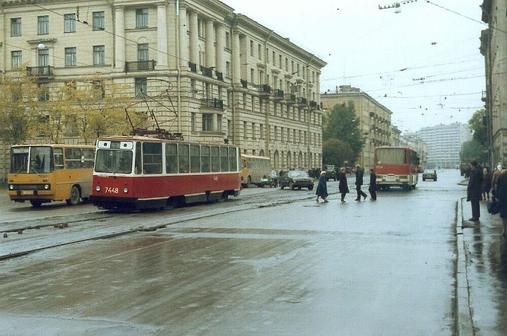 Перекрёсток Среднеохтинского проспекта и Большой Пороховской улицы.