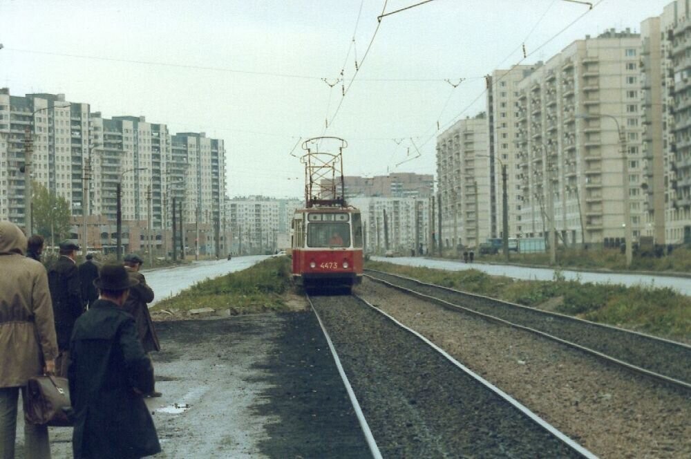 Ожидание трамвая на проспекте Наставников.