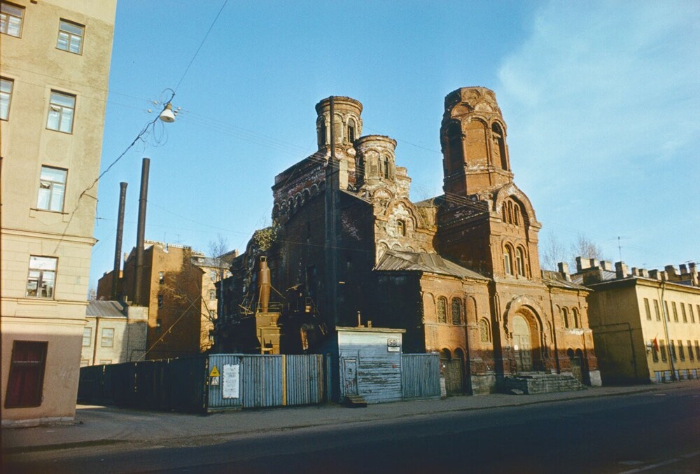 Очень печальное состояние Покровской церкви на Боровой улице.
