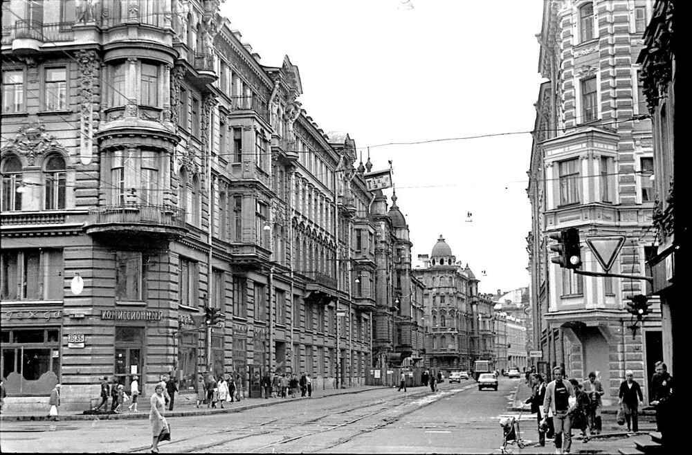 Угол улиц Некрасова и Восстания в 1985 году выглядел вот так.