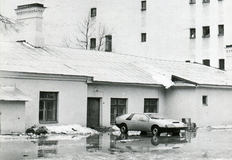 Шедевр советского гаражного автопрома - автомобиль "Лаура" во дворах на Тверской улице.
