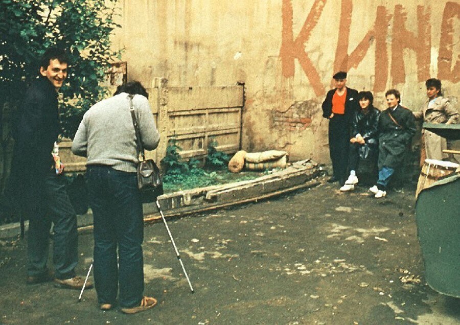 Фотосессия группы "Кино" во дворах на улице Воинова (ныне - Шпалерная).