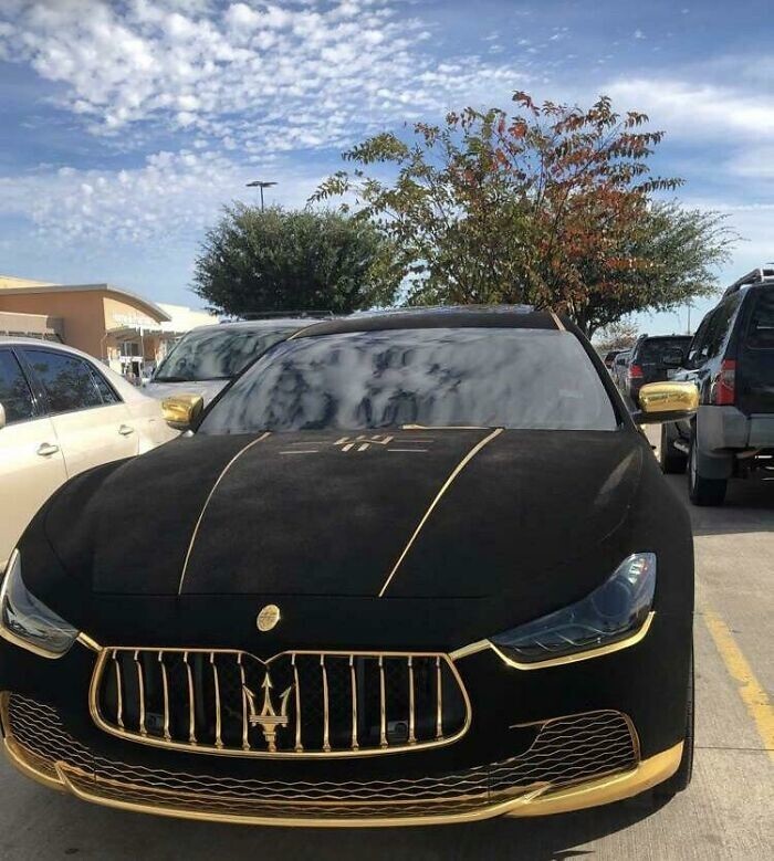 13. Maserati в черной замше на парковке Walmart