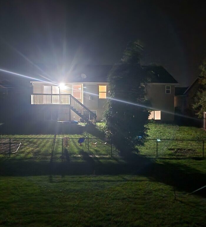 28. "Соседи переехали, но включили все фонари. В том числе тот, что бьет светом в мою спальню"