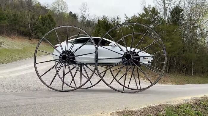 18. «Tesla Model 3 с 3-метровыми колесами от фургона»