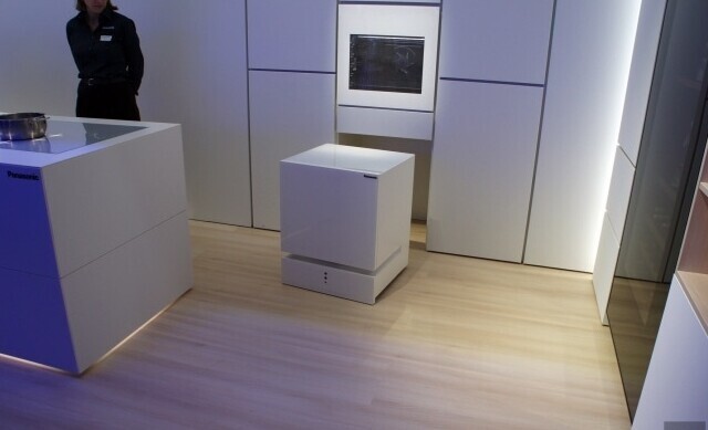 7. Ходячий холодильник. Это умное устройство, способное по команде подойти к своему владельцу