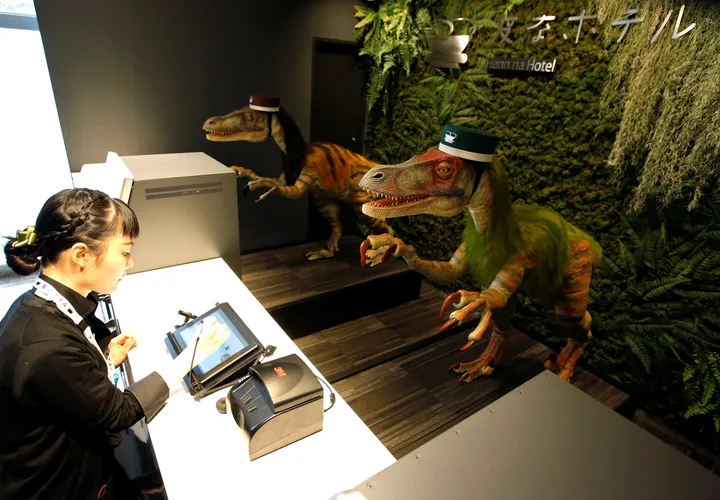 3. Роботы-динозавры заселят вас в отель