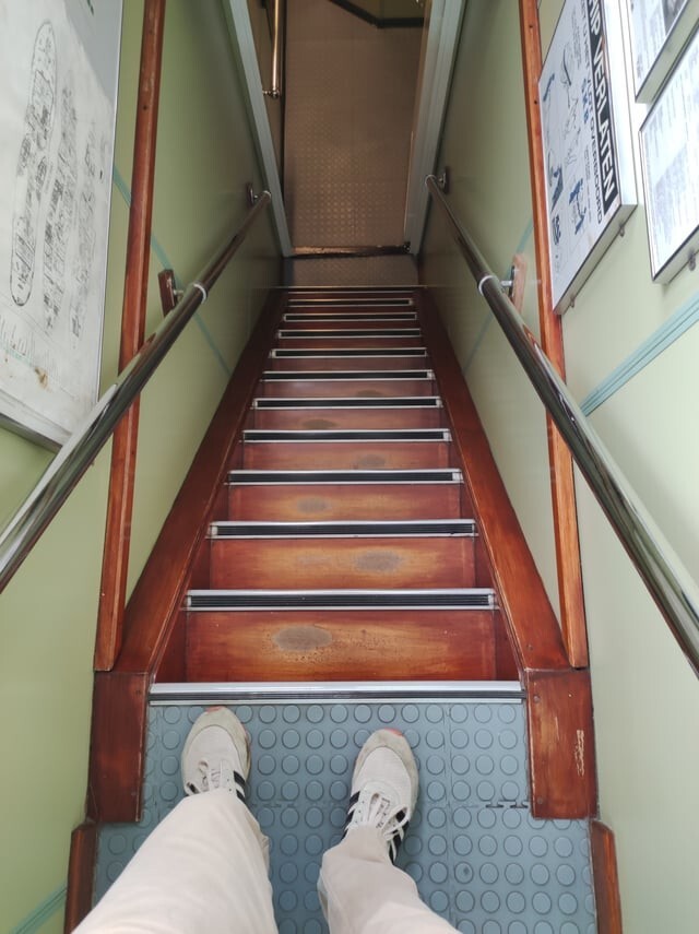 8. Лестница на корабле, благодаря которой видно, что большинство людей спускаются с левой ноги