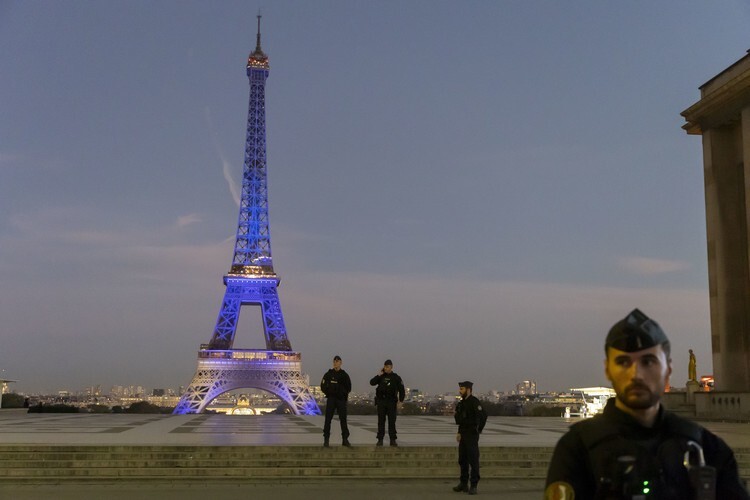 В Париже Эйфелева башня окрасилась в цвета флага Израиля