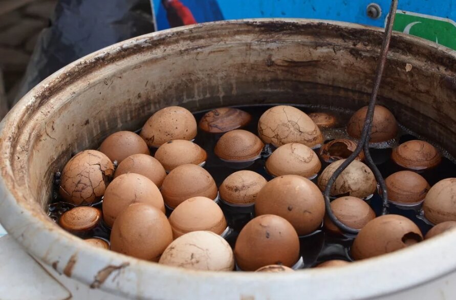 Яйца, сваренные в моче мальчиков — необычный китайский деликатес