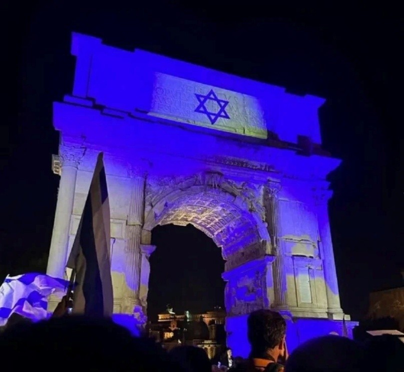 В Риме спроецировали флаг Израиля на Триумфальной арке Тита