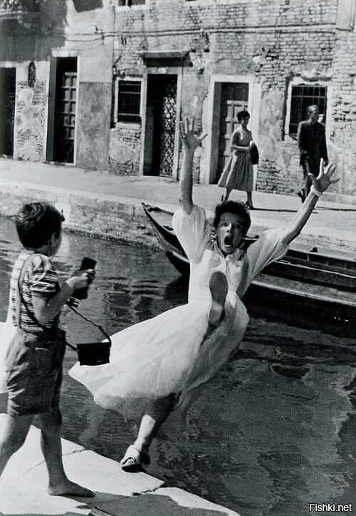 Лето (1955) — памятная сцена, когда Кэтрин Хепберн падает в венецианский кана...