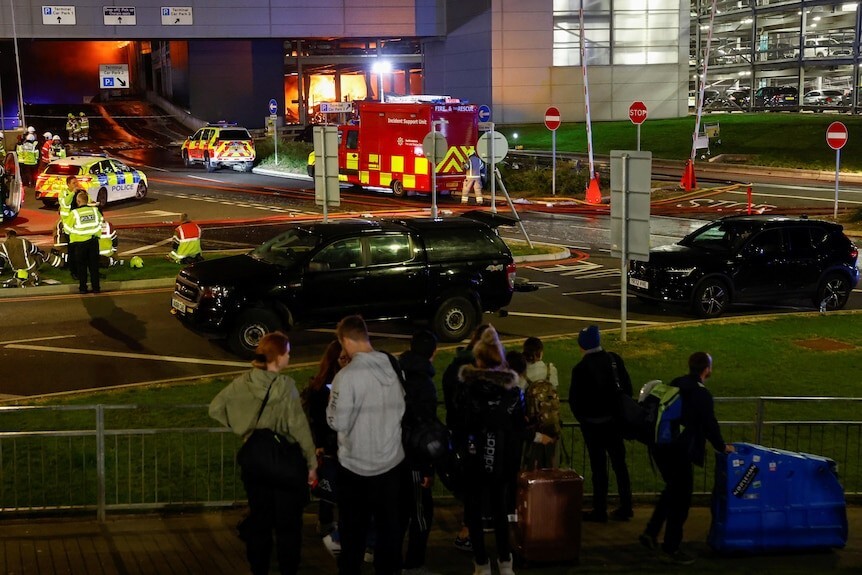 Взрыв Range Rover стал причиной мощного пожара на парковке лондонского аэропорта