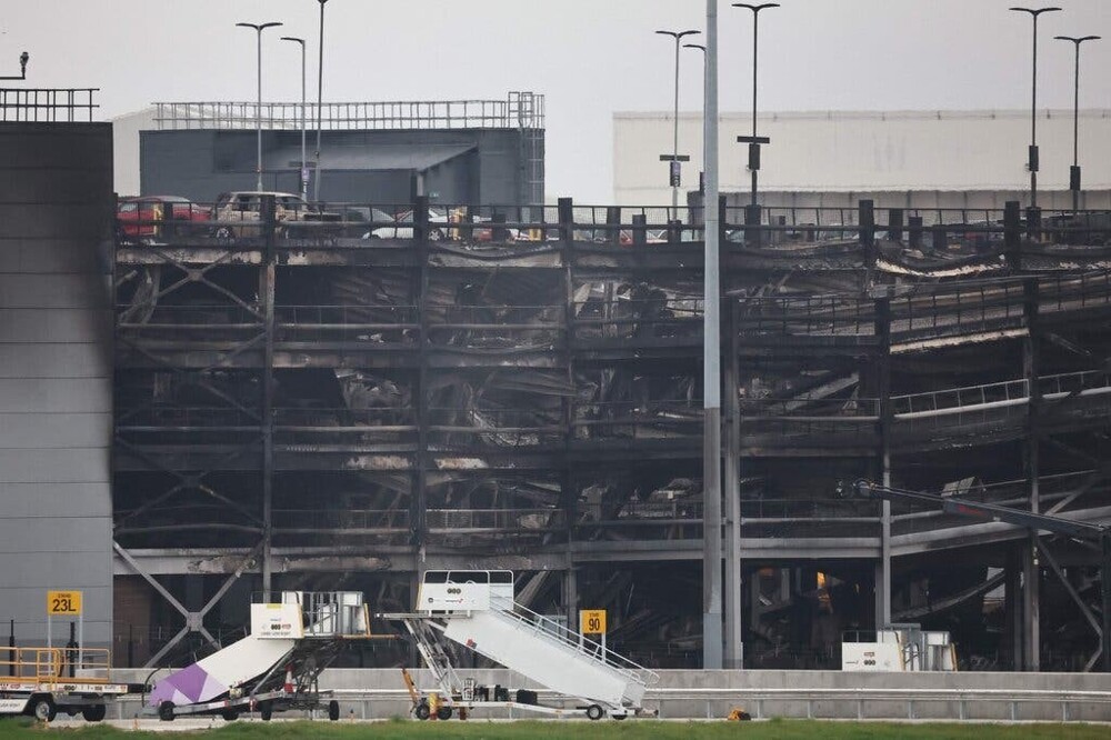 Взрыв Range Rover стал причиной мощного пожара на парковке лондонского аэропорта