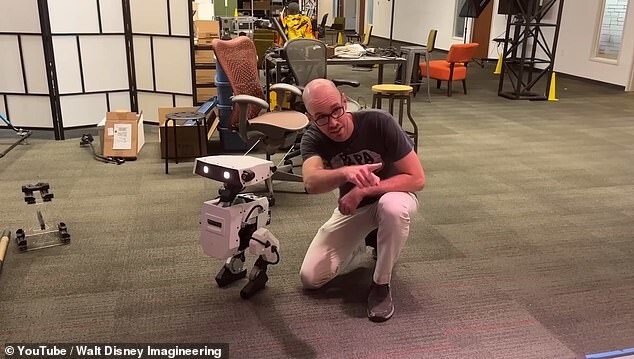 Возможно, скоро в одном из парков Диснея такой робот продемонстрирует свою способность взаимодействовать с людьми и отвечать на их запросы
