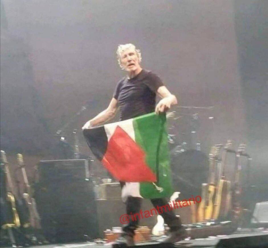 Солист группы Pink Floyd Роджер Уотерс на своем концерте развернул палестинский флаг