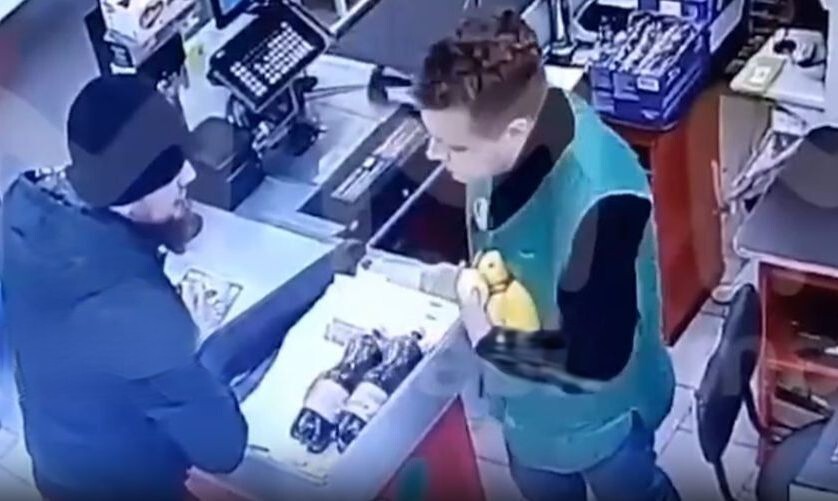 Работник магазина угрожал покупателю ножом