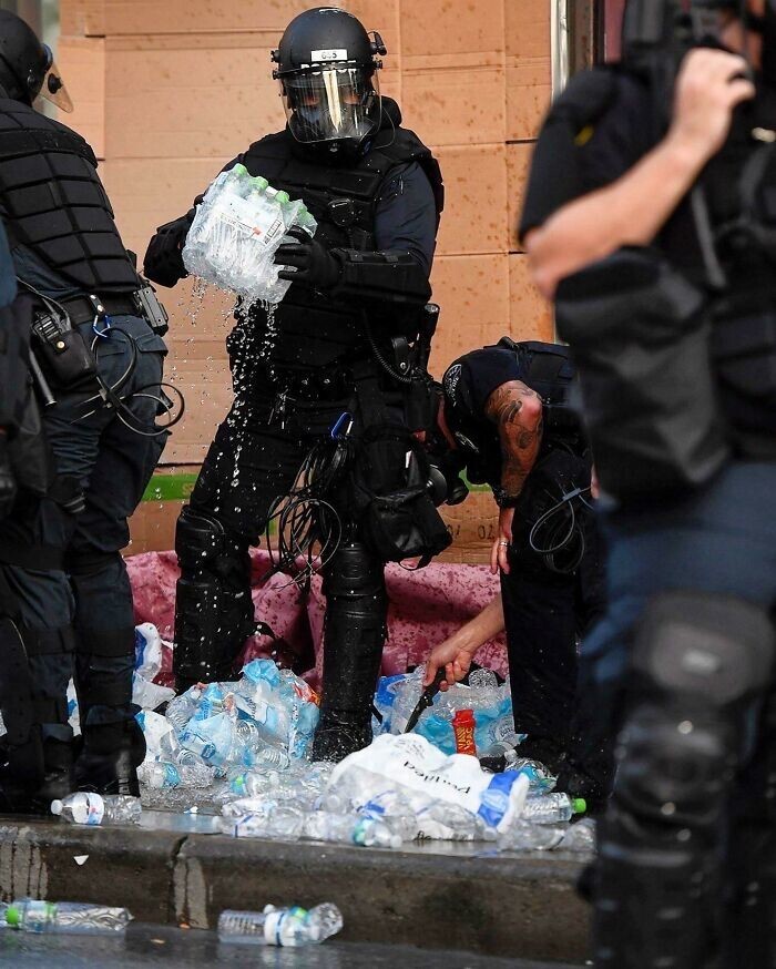 17. Полиция Эшвилла разрушает медпункт протестующих, протыкает бутылки с водой и опрокидывает столы с провизией