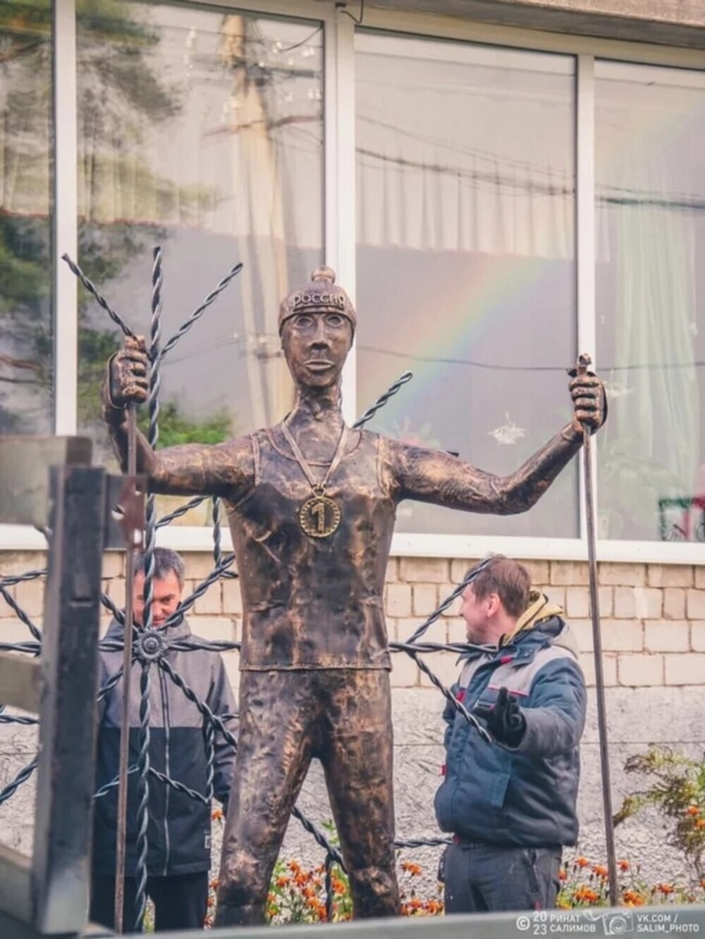 В Пермском крае установили памятник лыжнику, которого сразу окрестили мужем Алёнки из Нововоронежа