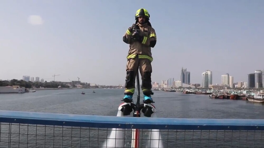 2. Пожарные Дубая используют водяные и воздушные реактивные ранцы для тушения пожаров в высотных зданиях