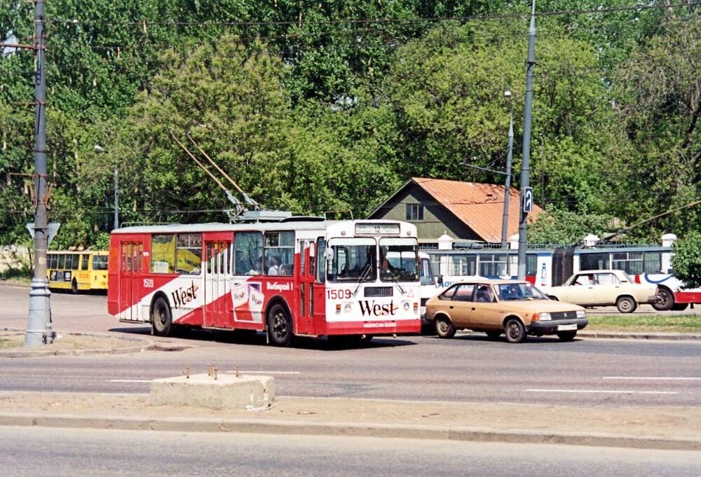 Троллейбус марки ЗиУ–9 раскрашенный в рекламу сигарет марки West, 1996 год, Москва