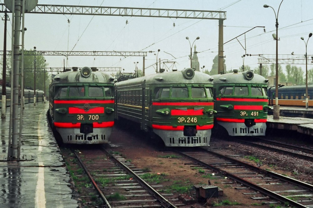 Электропоезда ЭР1 и ЭР2 на Варшавском вокзале, 1996 год, Санкт–Петербург
