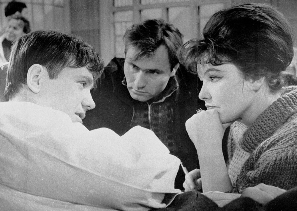 Леонид Куравлев, Василий Шукшин и Белла Ахмадулина репетируют сцену из фильма «Живет такой парень», 1964 год