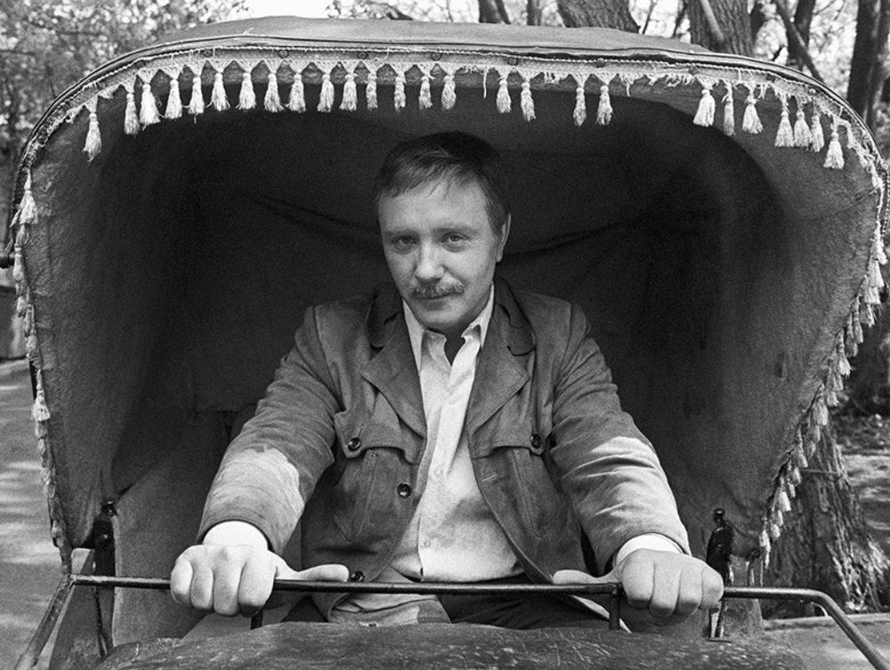 Леонид Куравлев на съемках фильма «Живите в радости», 1978 год