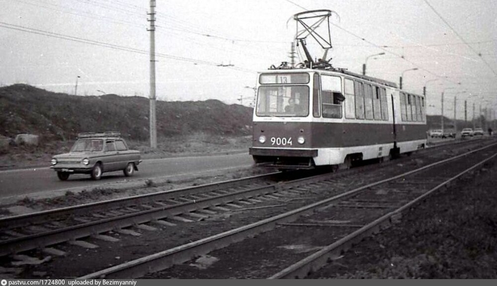 Экспериментальный трамвай ЛВС-80 движется по Дальневосточному проспекту между улицей Коллонтай и Зольной улицей.