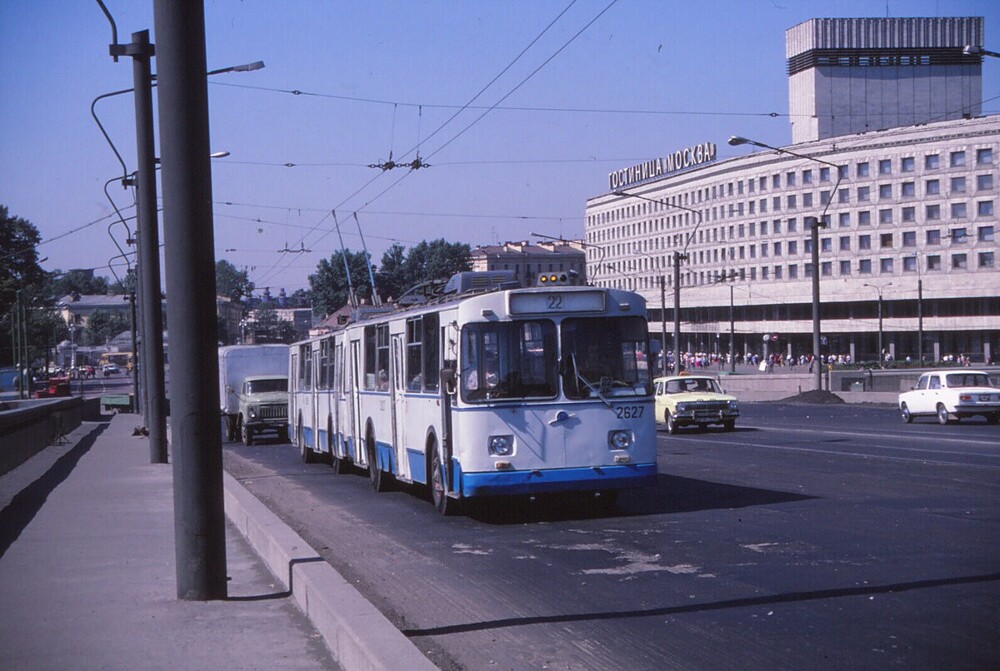 Сцепка из двух троллейбусов ЗиУ-682В 22 маршрута заезжает на мост Александра Невского.