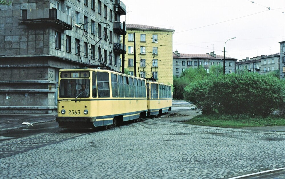 Трамвайное кольцо "Площадь Калинина". Трамвай 6 маршрута движется по переулку Усыкина. Рельсы отсюда исчезнут в 2002 году.