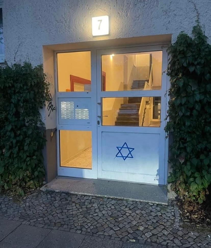 В Берлине на домах евреев начали рисовать звезду Давида